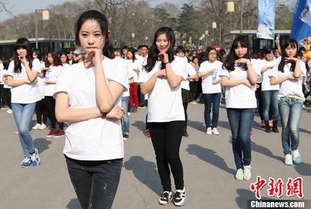 蒙古球迷朝中国男篮扔水瓶遭驱逐 组委会赛后道歉